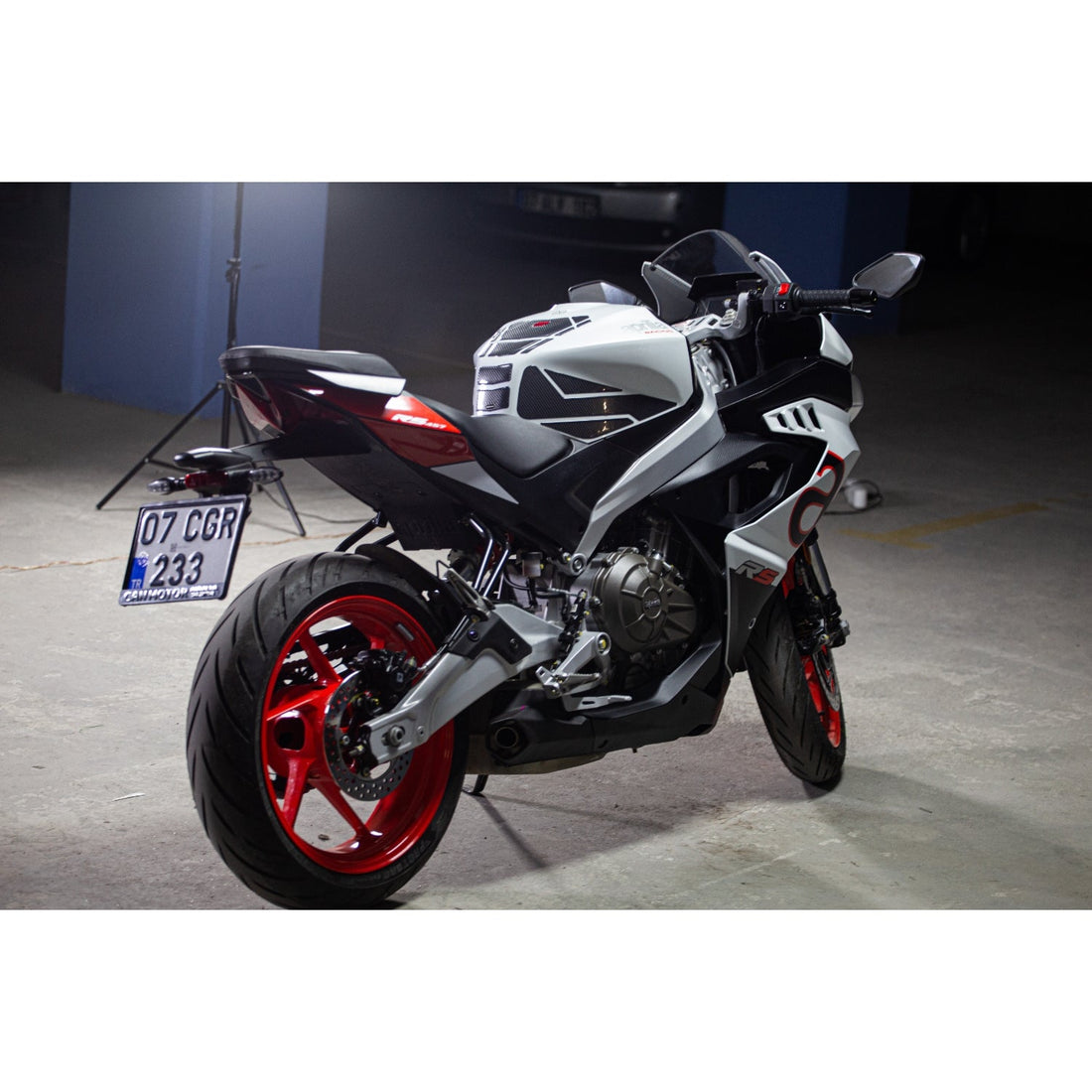 Grippatch Aprilia RS 457 (2024) ile Uyumlu Kaydırmaz 6D Karbon 23 Parça Tank Pad Seti GC11