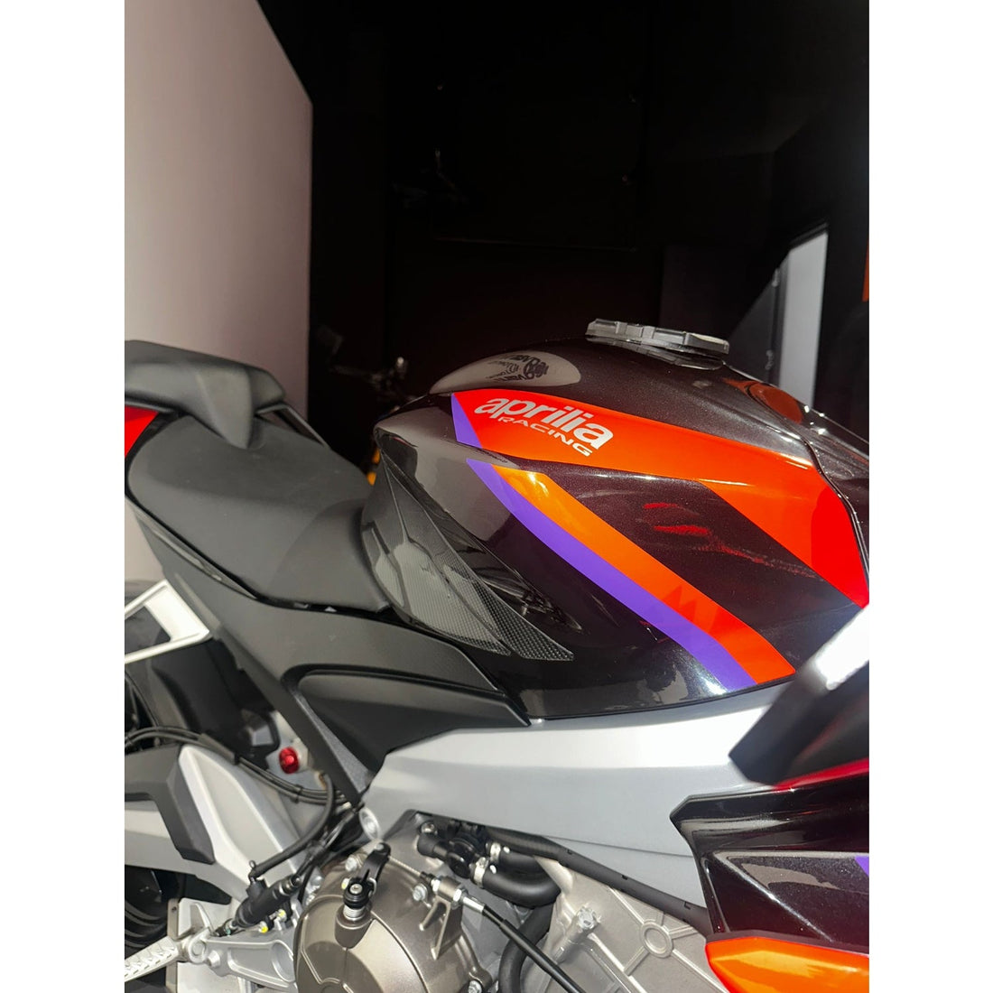 Grippatch Aprilia Tuono 660 (2025) ile Uyumlu Kaydırmaz 6D Karbon 16 Parça Tank Pad Seti GC62