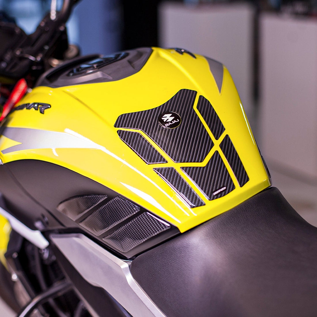 Grippatch Bajaj Dominar 250-400 (2020-2024) ile Uyumlu Kaydırmaz 6D Karbon 16 Parça Tank Pad Seti GC51