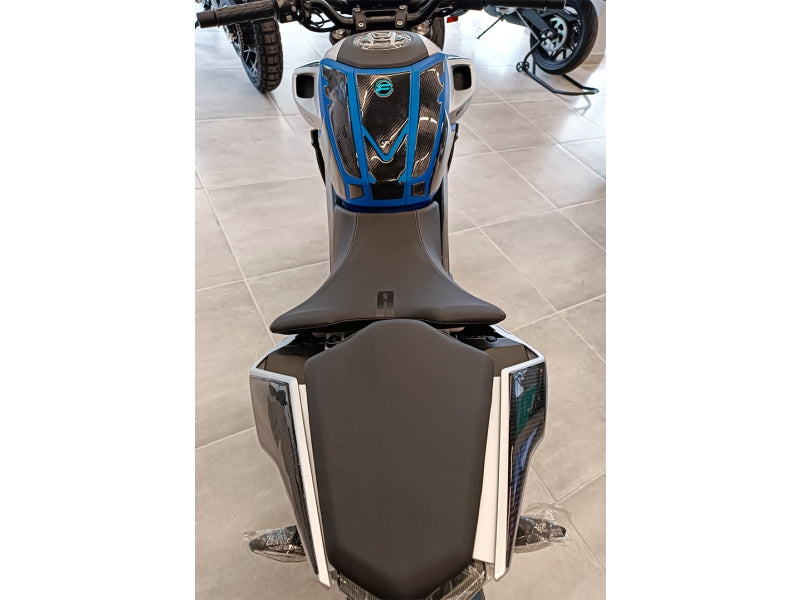 Grippatch CF Moto 250 NK (2023) ile Uyumlu Kaydırmaz 6D Karbon 20 Parça Tank Pad Seti GC17