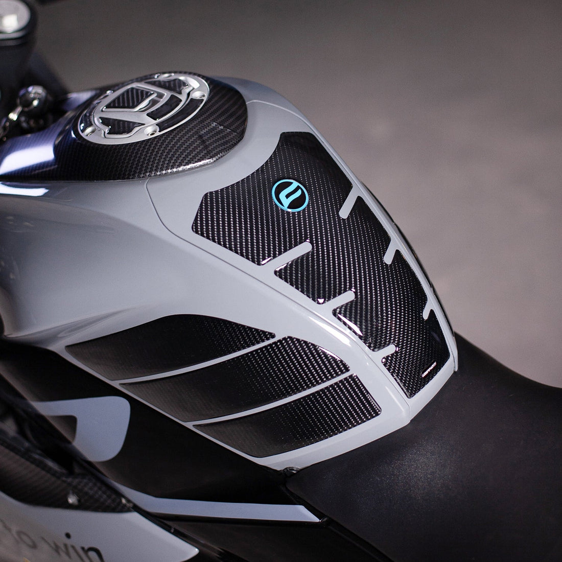 Grippatch CF Moto 250SR (2023-2024) ile Uyumlu Kaydırmaz 15Parça 6D Karbon Tank Pad Seti GC15