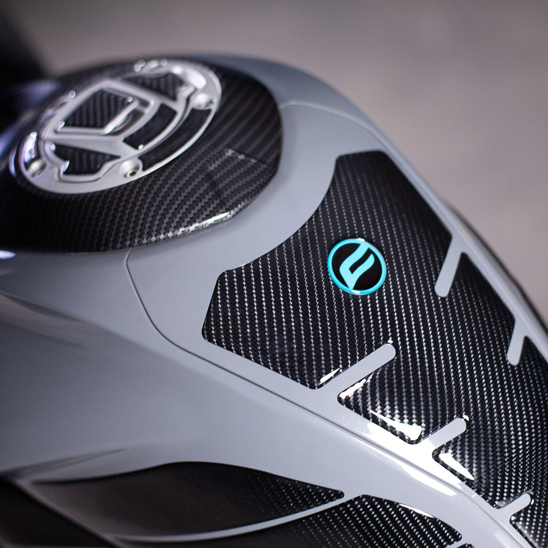 Grippatch CF Moto 250SR (2023-2024) ile Uyumlu Kaydırmaz 15Parça 6D Karbon Tank Pad Seti GC15