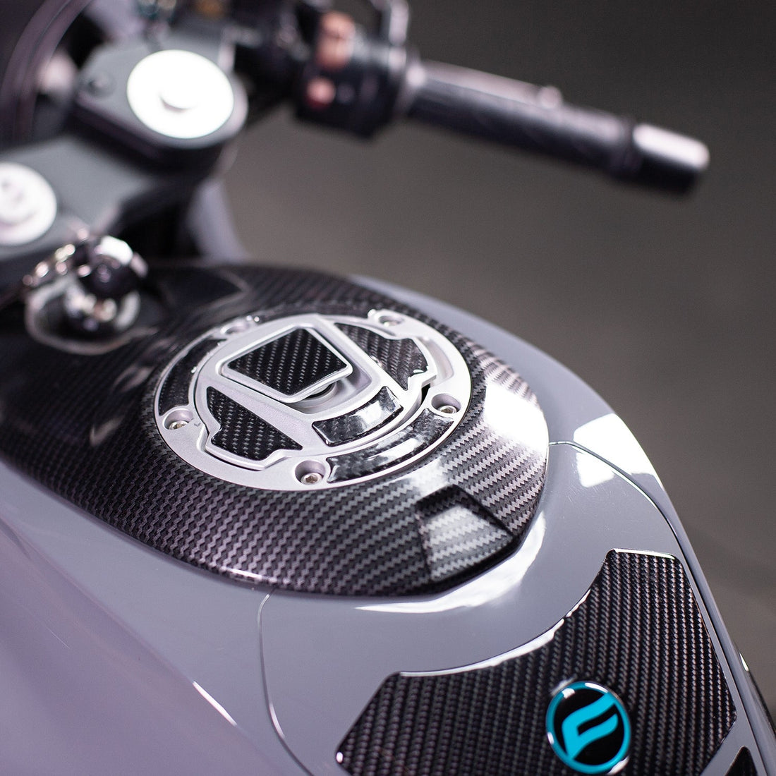 Grippatch CF Moto 250SR (2023-2024) ile Uyumlu Kaydırmaz 15Parça 6D Karbon Tank Pad Seti GC15
