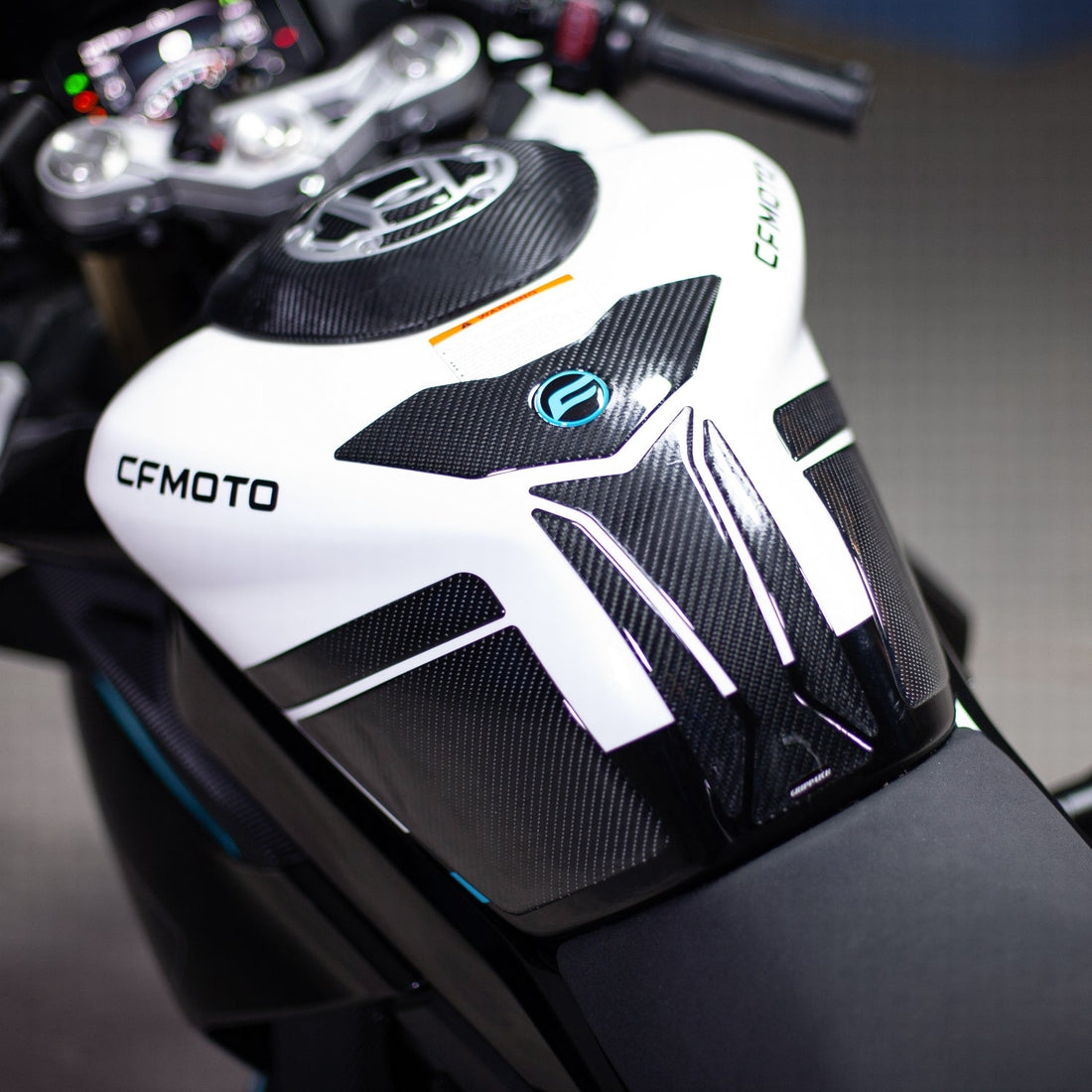 Grippatch CF Moto 450 SR (2023-2024) ile Uyumlu Kaydırmaz 6D Karbon 16 Parça Tank Pad Seti GC16