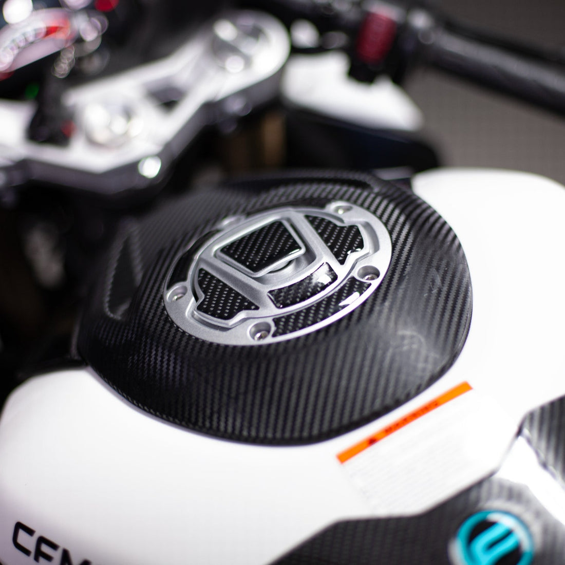 Grippatch CF Moto 450 SR (2023-2024) ile Uyumlu Kaydırmaz 6D Karbon 16 Parça Tank Pad Seti GC16