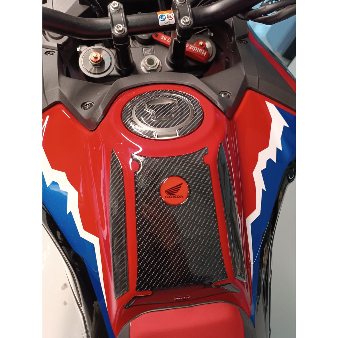 Grippatch Honda Africa Twin (2016-2019) ile Uyumlu Kaydırmaz 6D Karbon 15 Parça Tank Pad Seti GC52