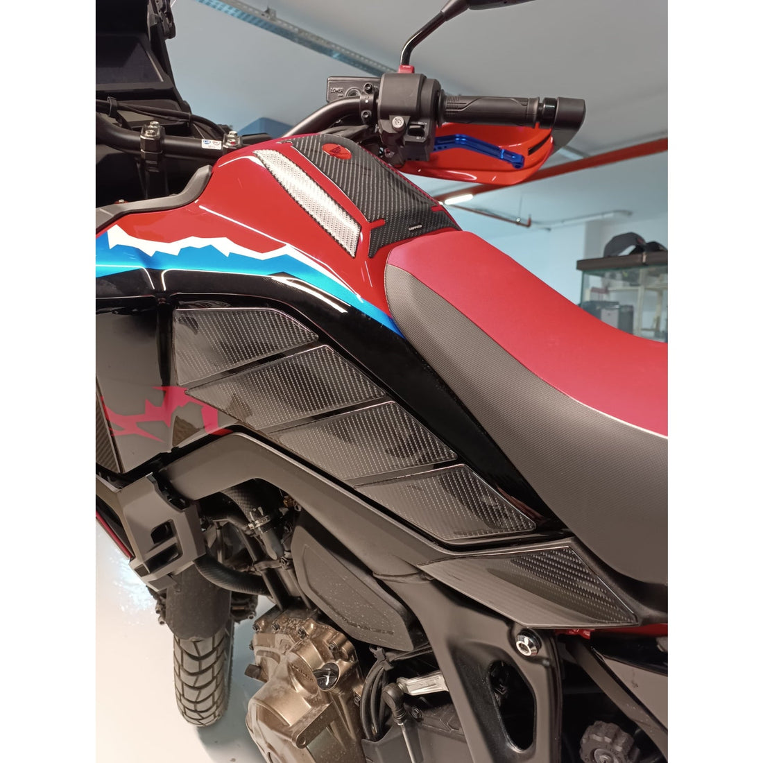 Grippatch Honda Africa Twin (2016-2019) ile Uyumlu Kaydırmaz 6D Karbon 15 Parça Tank Pad Seti GC52