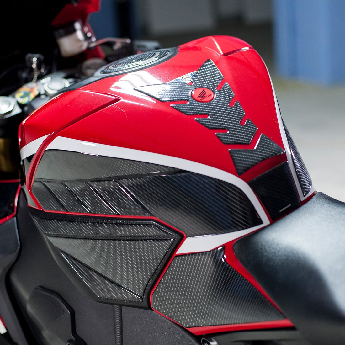 Grippatch Honda CBR1000RR (2017-2020) ile Uyumlu Kaydırmaz 6D Karbon 30 Parça Tank Pad Seti GC73