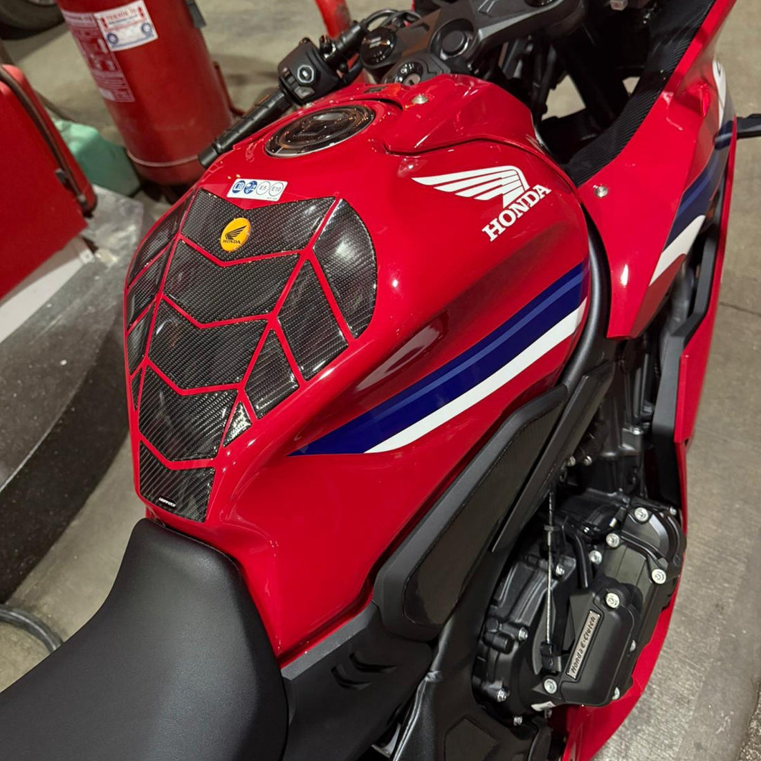 Grippatch Honda CBR650R (2025) Kırmızı Motor ile Uyumlu Kaydırmaz 6D Karbon ve Şeffaf 41 Parça Tank Pad Seti GC41-2