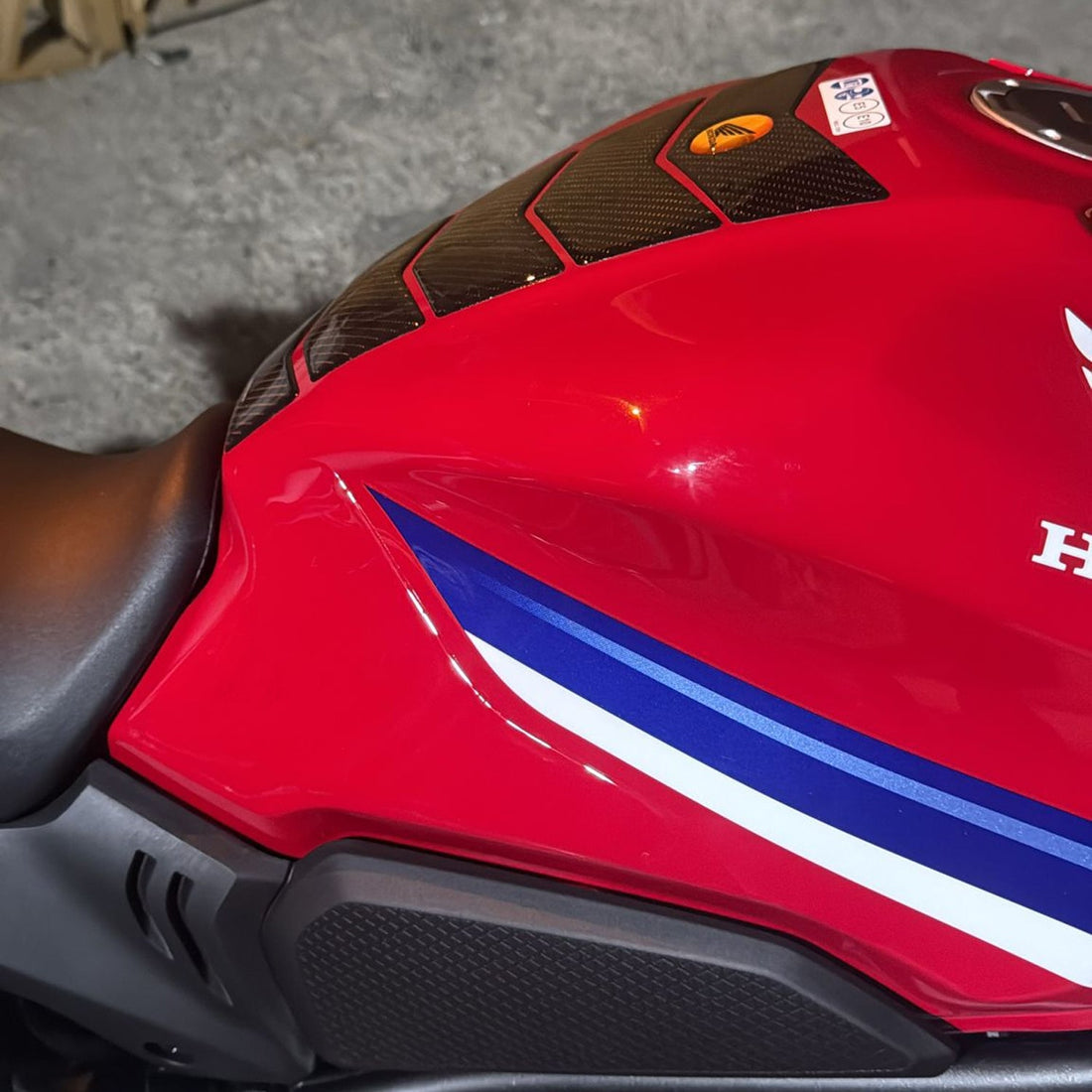 Grippatch Honda CBR650R (2025) Kırmızı Motor ile Uyumlu Kaydırmaz 6D Karbon ve Şeffaf 41 Parça Tank Pad Seti GC41-2