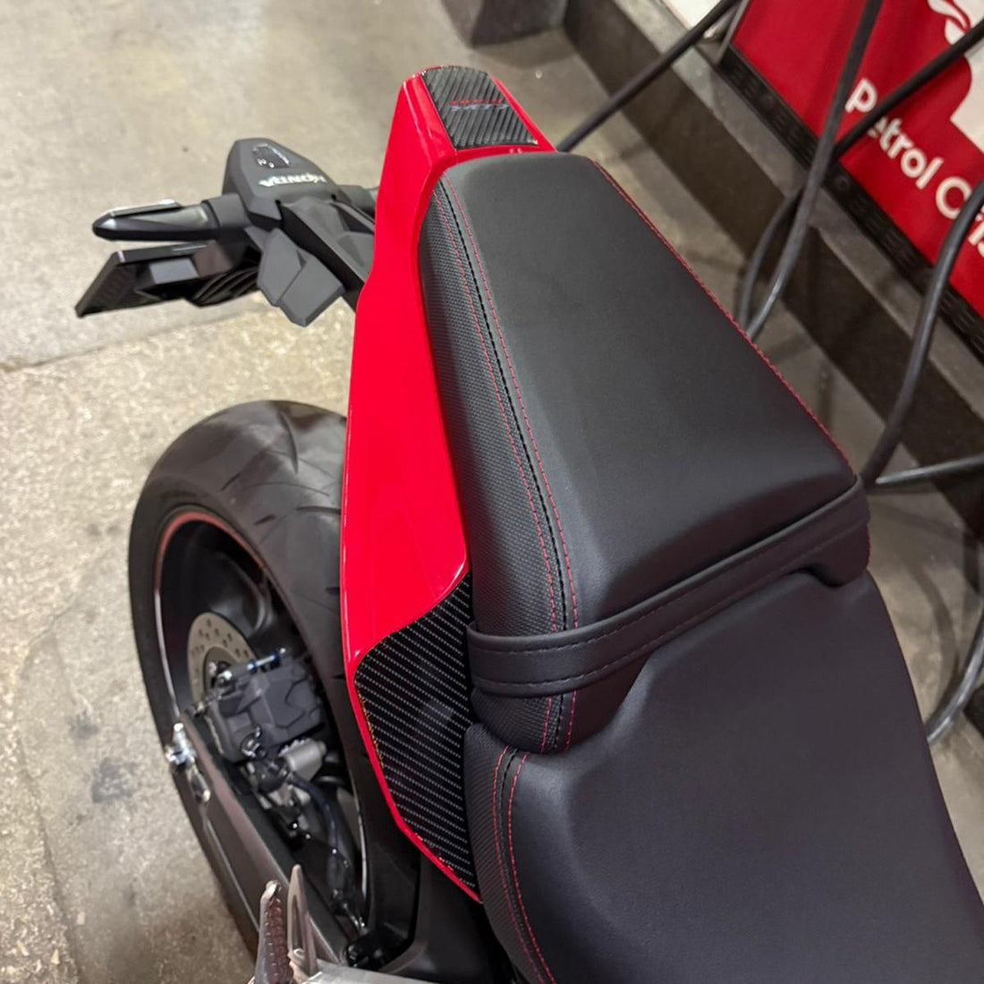 Grippatch Honda CBR650R (2025) Kırmızı Motor ile Uyumlu Kaydırmaz 6D Karbon ve Şeffaf 41 Parça Tank Pad Seti GC41-2