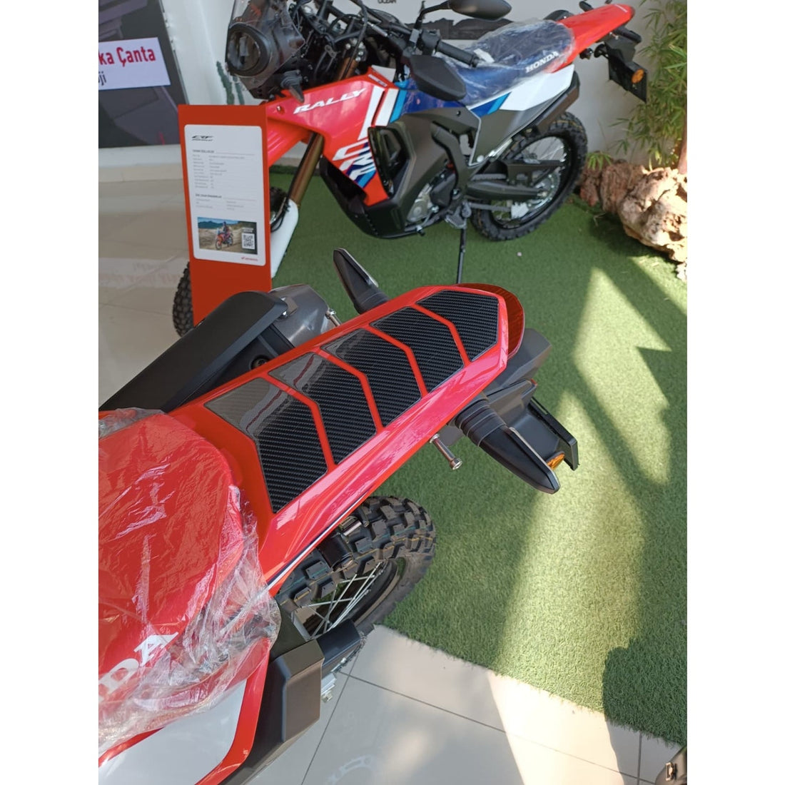 Grippatch Honda CRF250 Rally (2025) ile Uyumlu Kaydırmaz 6D Karbon 14 Parça Tank Pad Seti GC77