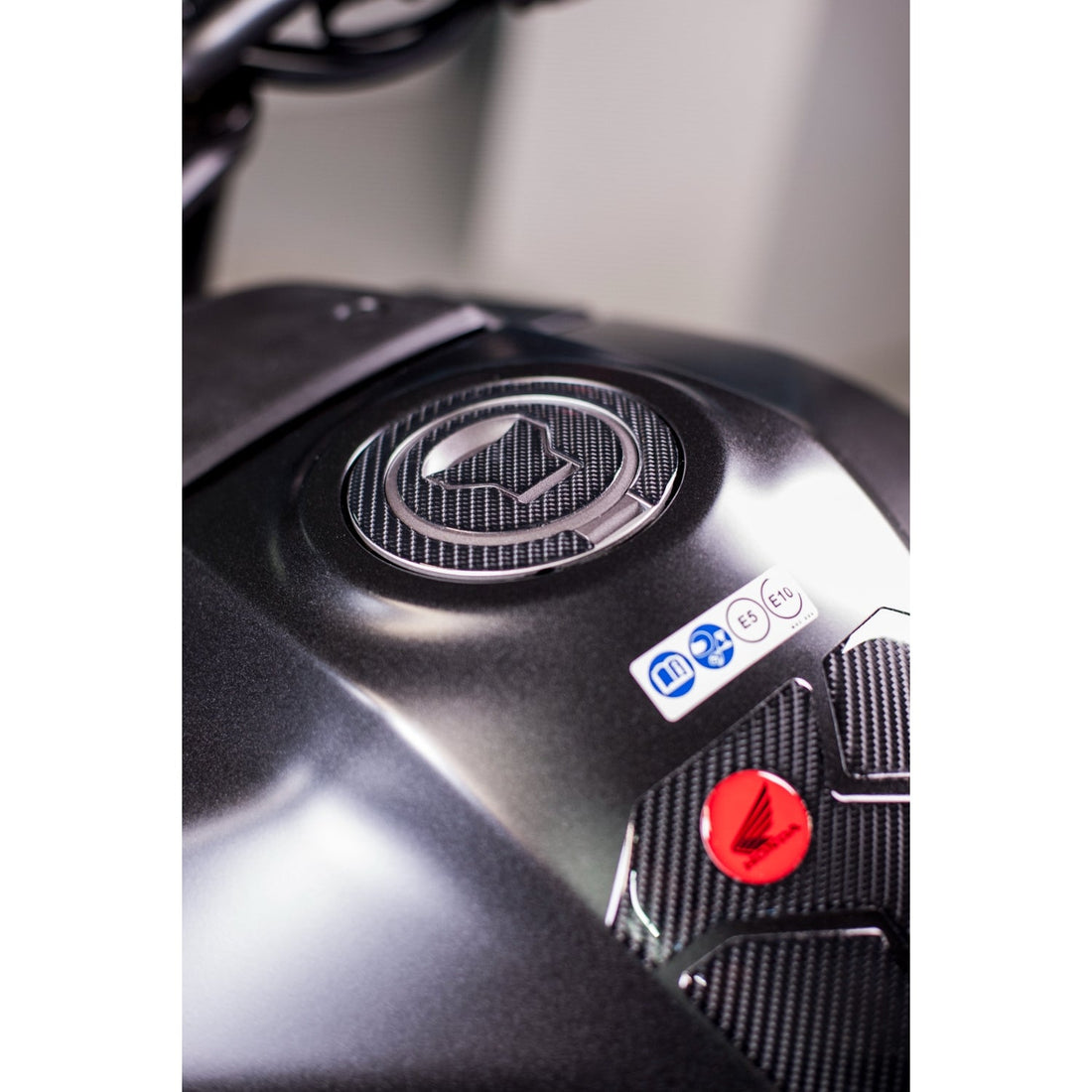 Grippatch Honda Hornet 750 (2025) ile Uyumlu Kaydırmaz 6D Karbon 20 Parça Tank Pad Seti GC42