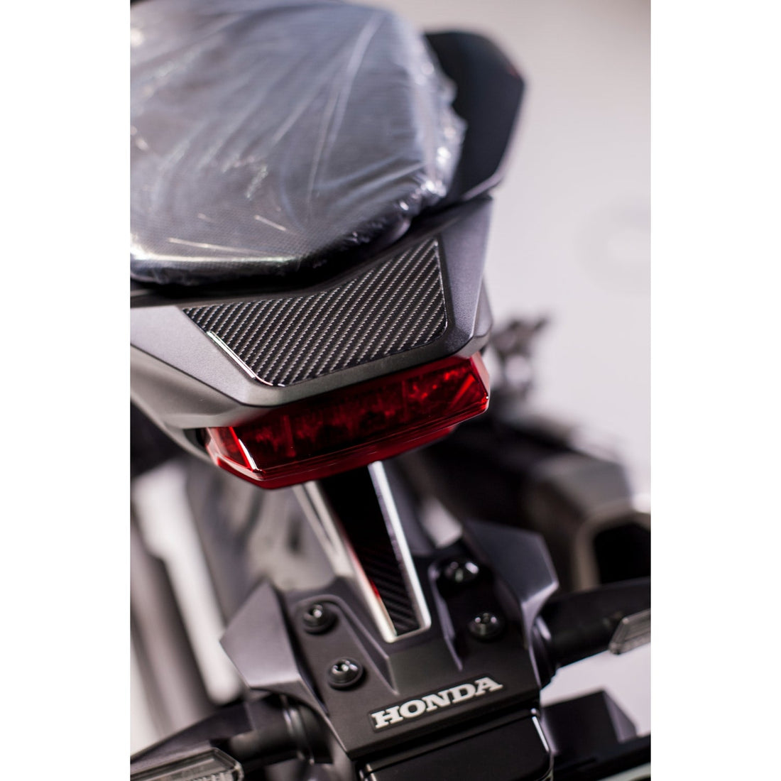 Grippatch Honda Hornet 750 (2025) ile Uyumlu Kaydırmaz 6D Karbon 20 Parça Tank Pad Seti GC42