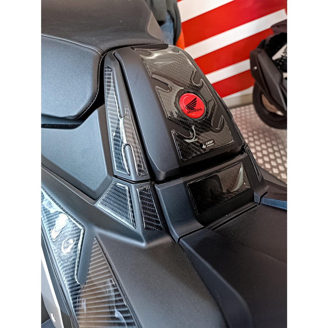 Grippatch Honda X-ADV (2024) ile Uyumlu Kaydırmaz 6D Karbon 15 Parça Tank Pad Seti GC23