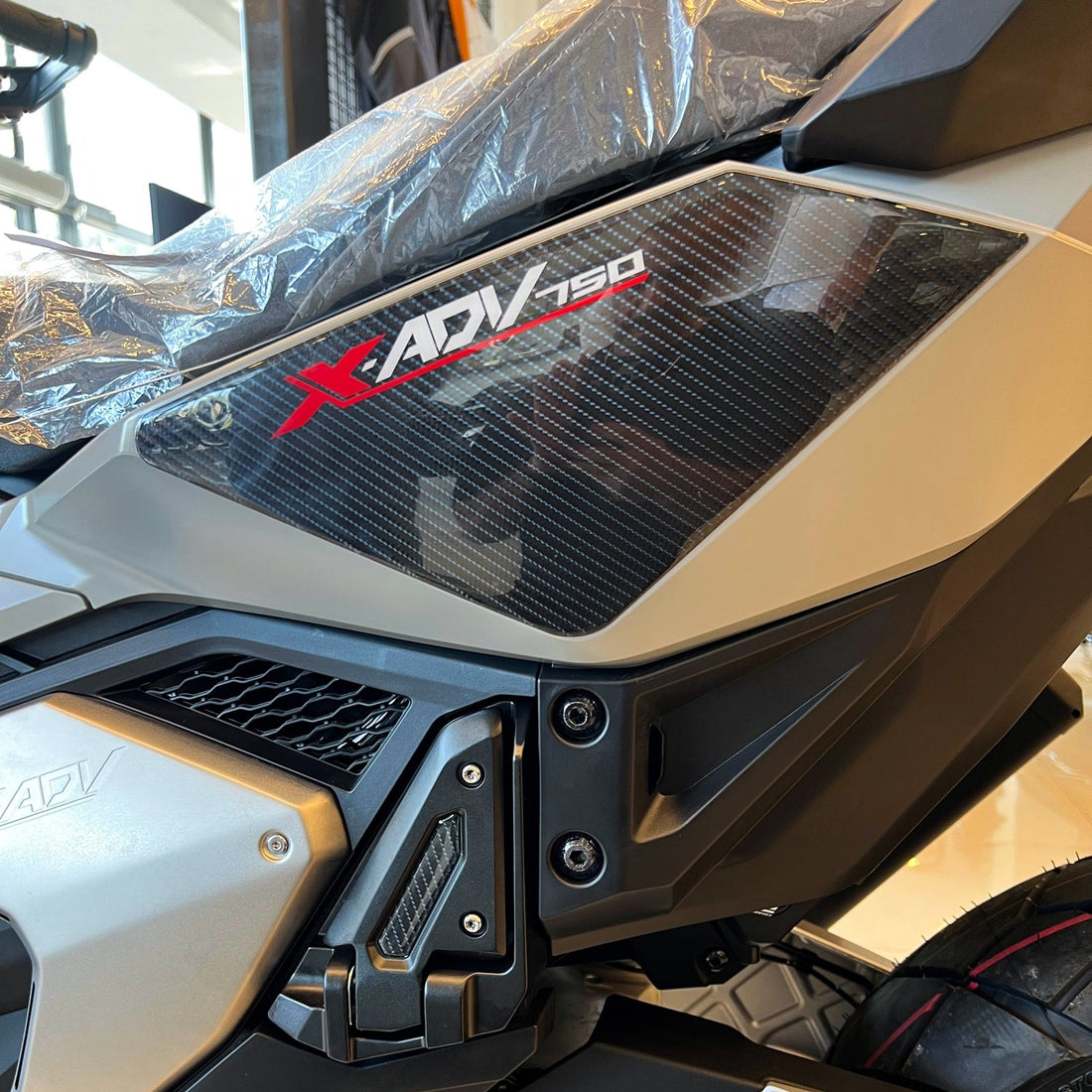 Grippatch Honda X-ADV 750 (2025) ile Uyumlu 6D Karbon 34 Parça Tank Pad Seti GC53