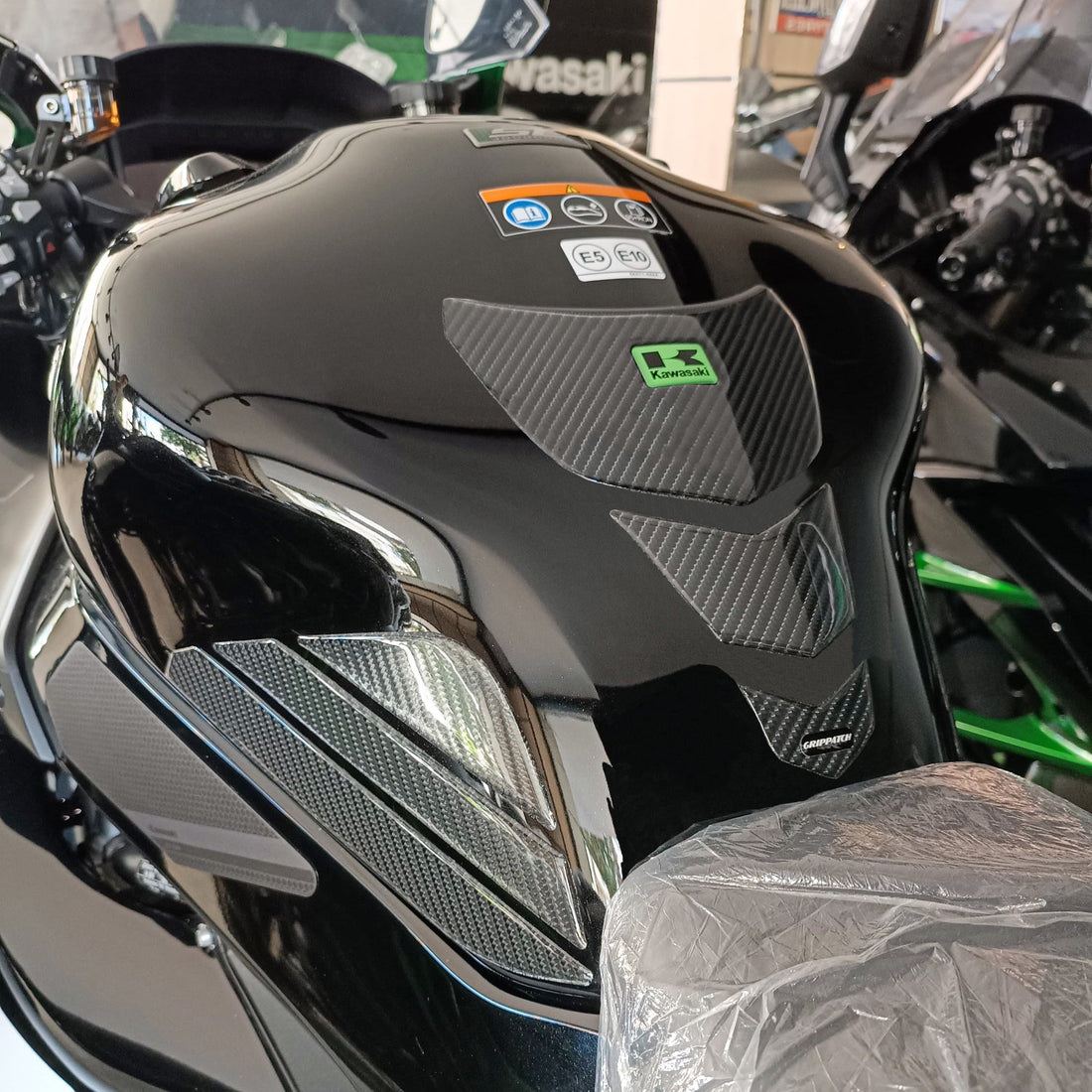 Grippatch Kawasaki H2-SX (2025) ile Uyumlu Kaydırmaz 6D Karbon 13 Parça Tank Pad Seti GC49