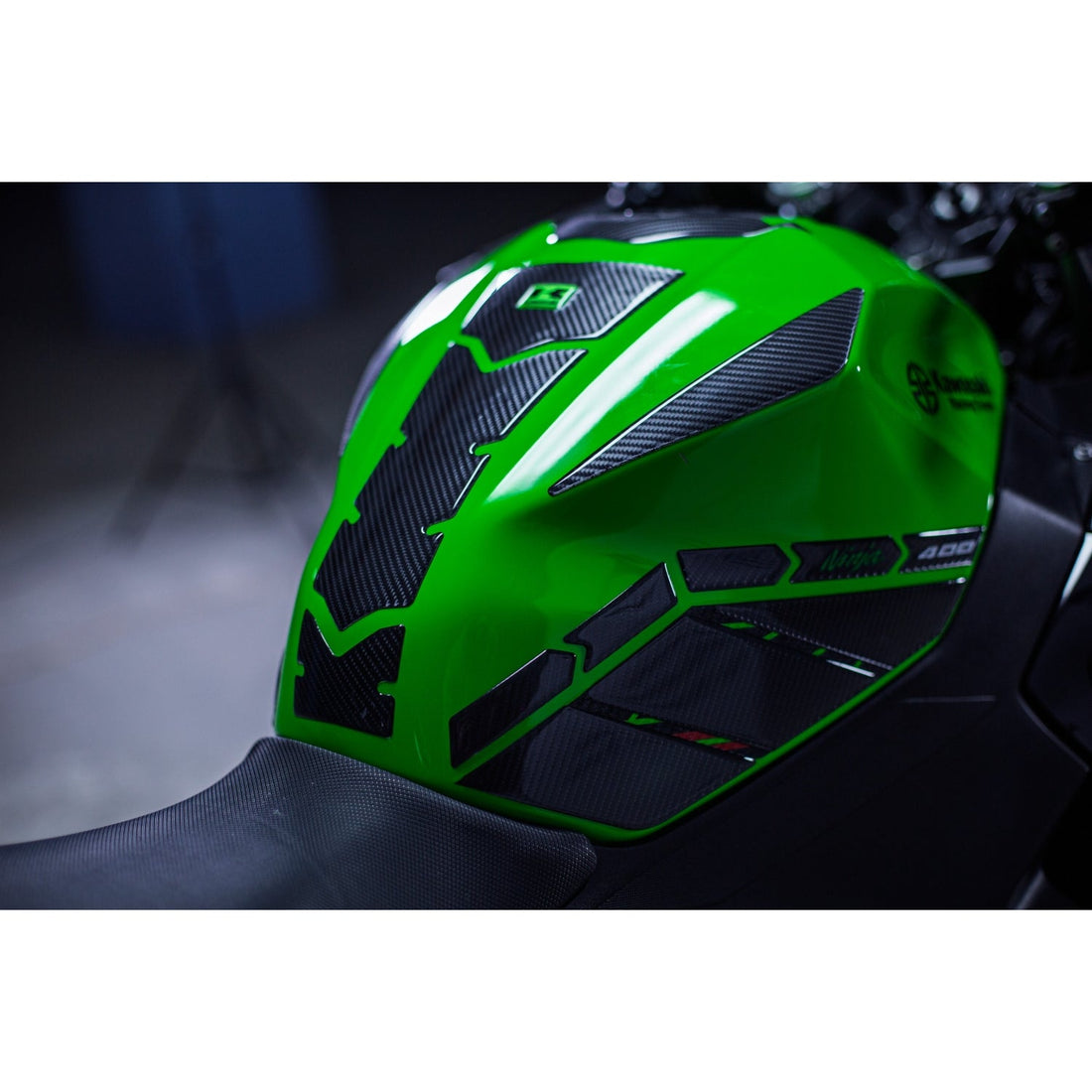 Grippatch Kawasaki Ninja 400 (2018-2023 ) ile Uyumlu 25 Parça Kaydırmaz 6D Karbon Tank Pad Seti - GC90