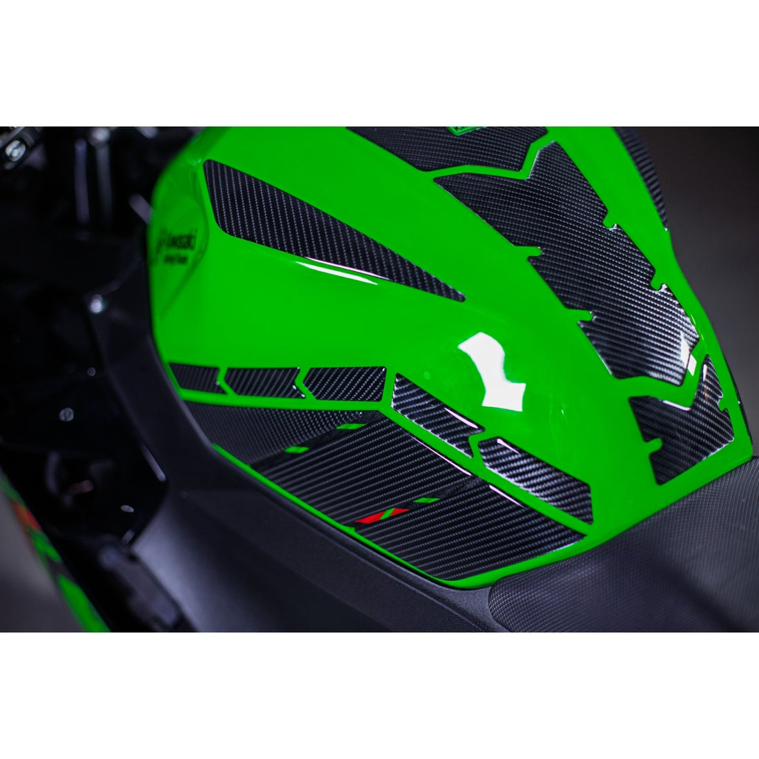 Grippatch Kawasaki Ninja 400 (2018-2023 ) ile Uyumlu 25 Parça Kaydırmaz 6D Karbon Tank Pad Seti - GC90