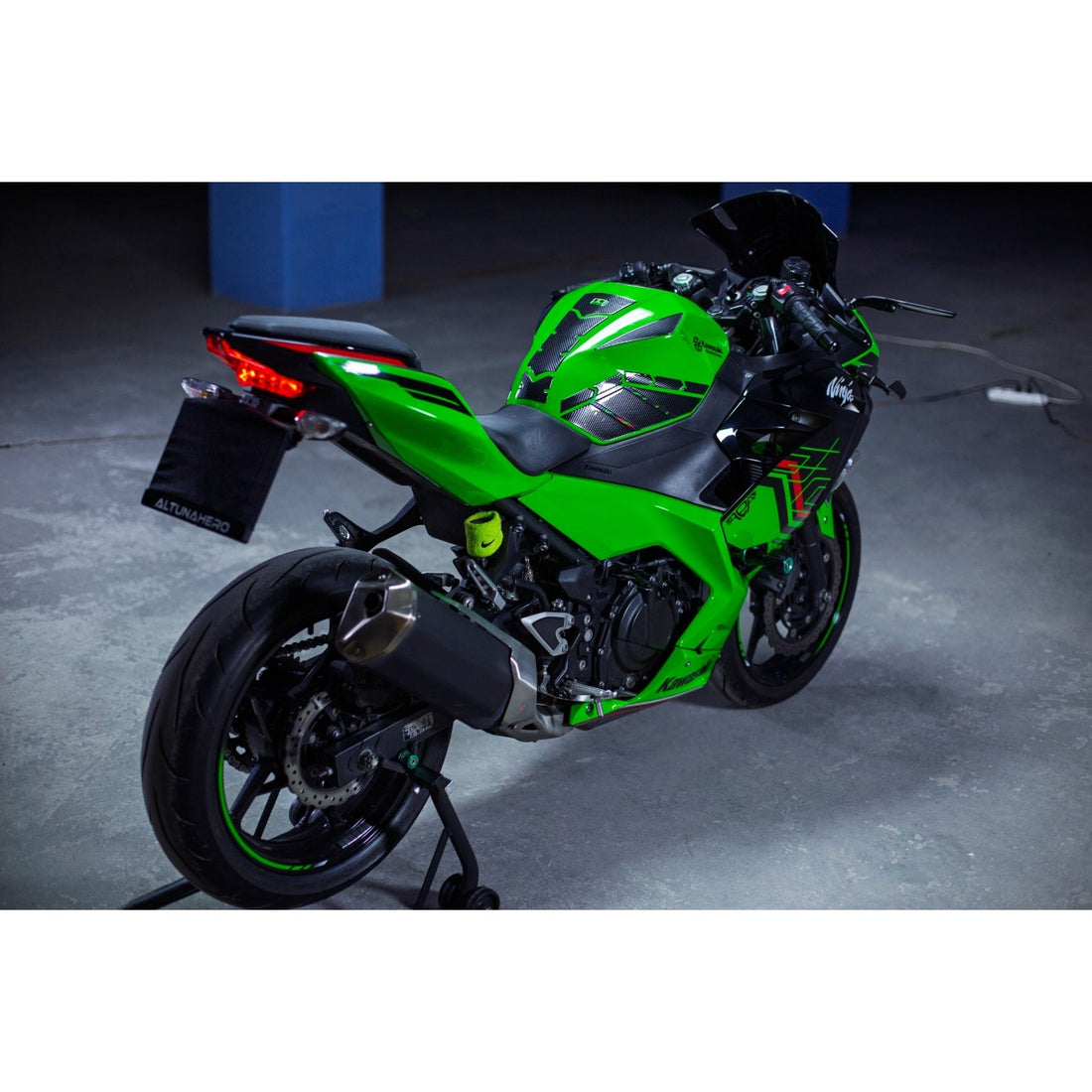 Grippatch Kawasaki Ninja 400 (2018-2023 ) ile Uyumlu 25 Parça Kaydırmaz 6D Karbon Tank Pad Seti - GC90