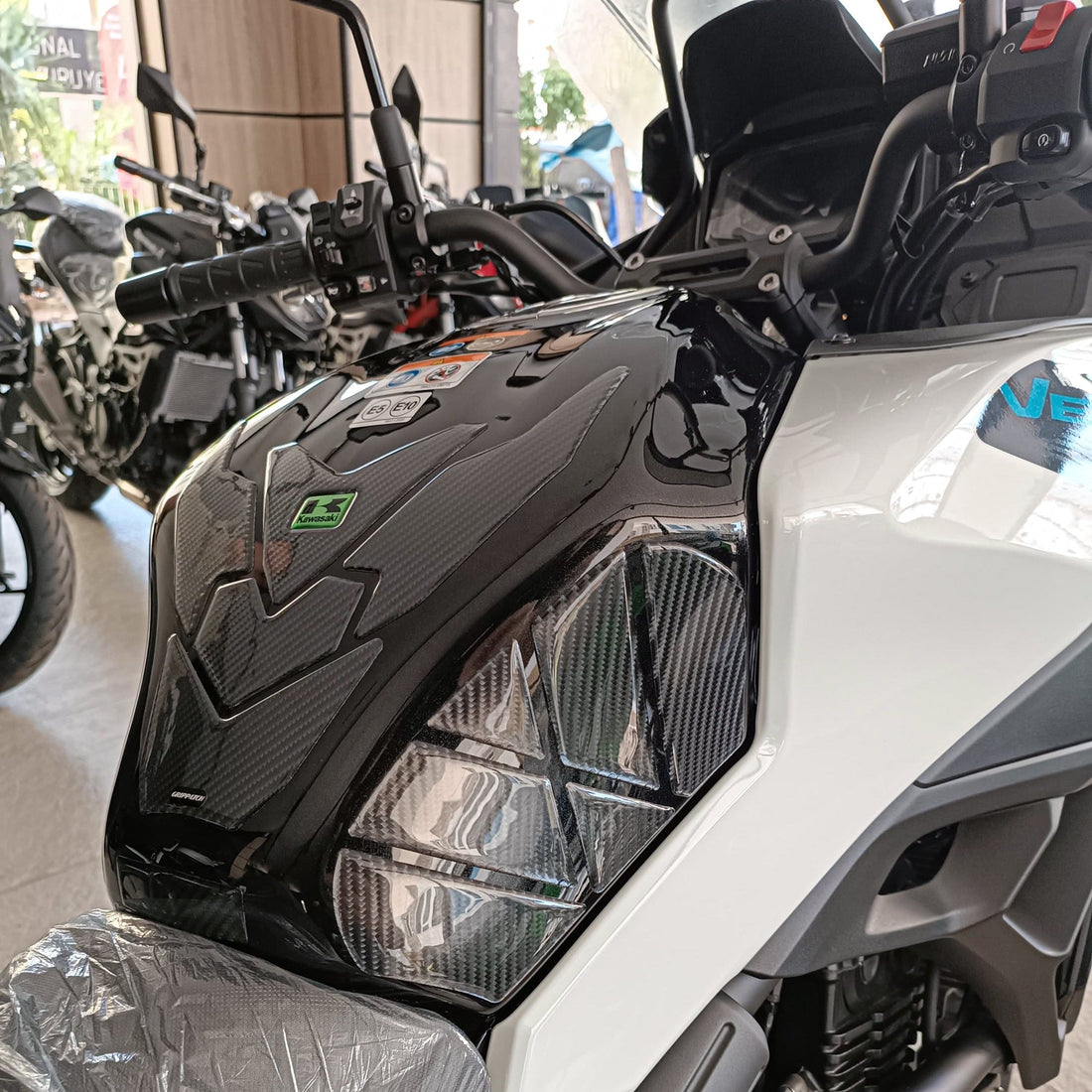 Grippatch Kawasaki Versys 650 (2025) ile Uyumlu Kaydırmaz 6D Karbon 22 Parça Tank Pad Seti GC59