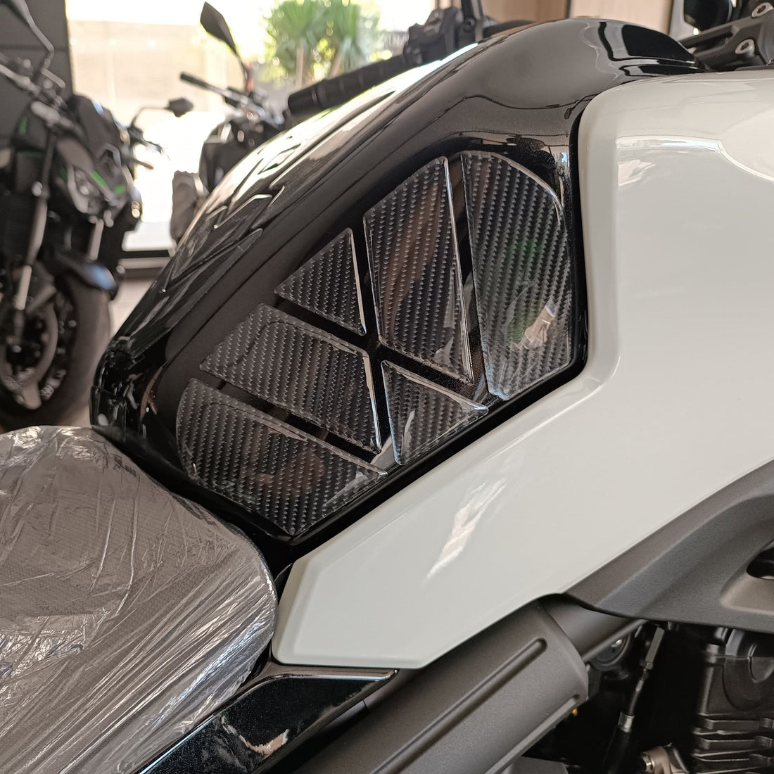Grippatch Kawasaki Versys 650 (2025) ile Uyumlu Kaydırmaz 6D Karbon 22 Parça Tank Pad Seti GC59