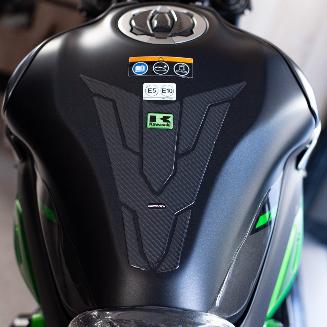 Grippatch Kawasaki Z900 (2025) ile Uyumlu Kaydırmaz 6D Karbon ve Şeffaf 12 Parça Tank Pad Seti GC72