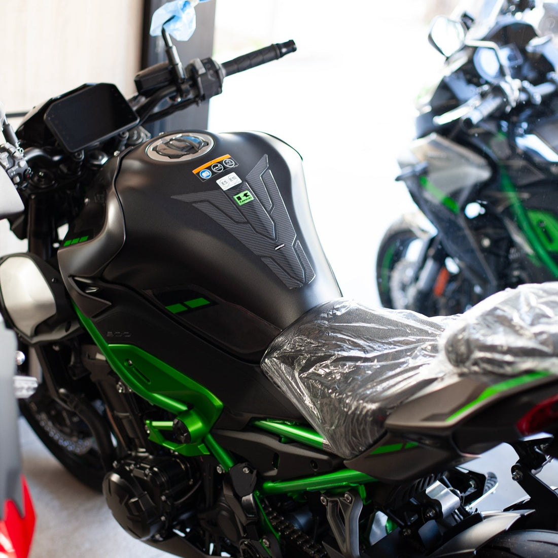 Grippatch Kawasaki Z900 (2025) ile Uyumlu Kaydırmaz 6D Karbon ve Şeffaf 12 Parça Tank Pad Seti GC72
