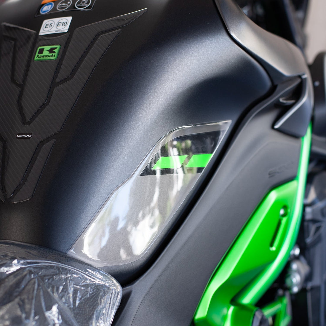 Grippatch Kawasaki Z900 (2025) ile Uyumlu Kaydırmaz 6D Karbon ve Şeffaf 12 Parça Tank Pad Seti GC72