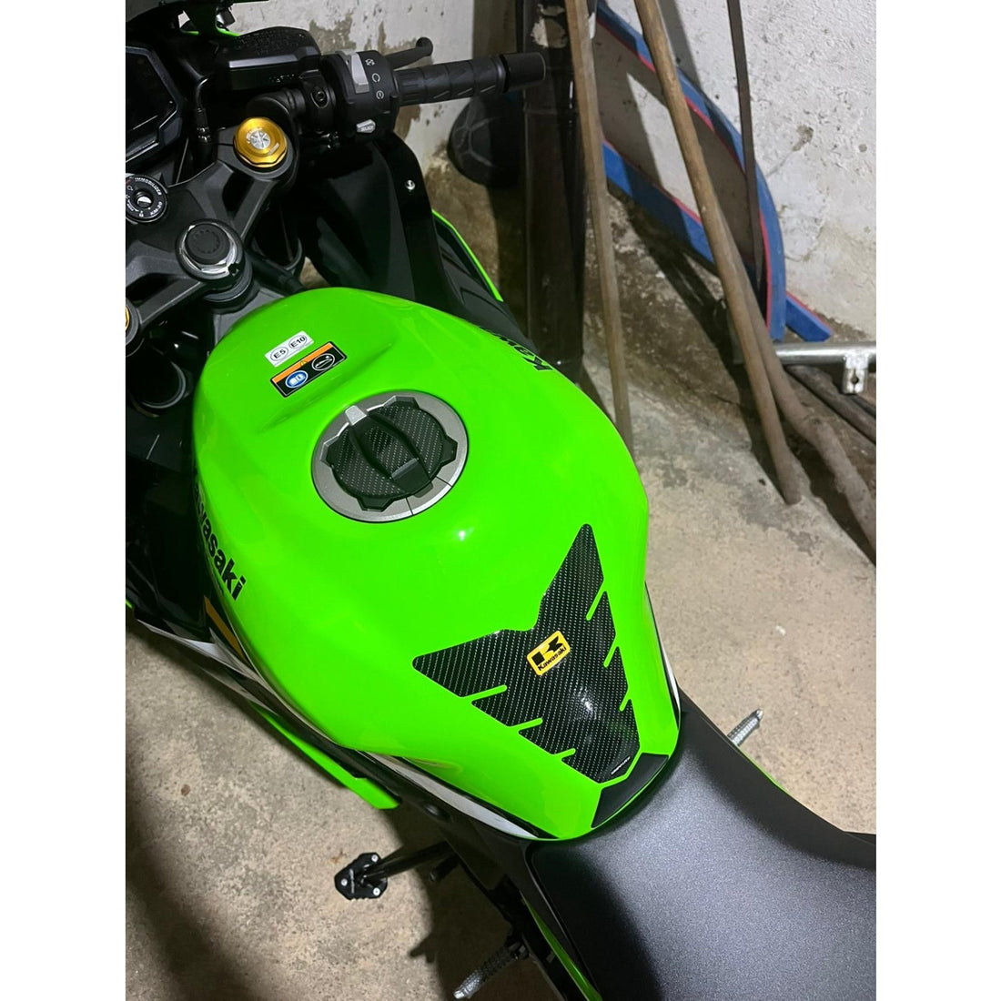 Grippatch Kawasaki ZX-4RR (2025) ile Uyumlu Kaydırmaz 6D Karbon ve Şeffaf 8 Parça Tank Pad Seti GC50