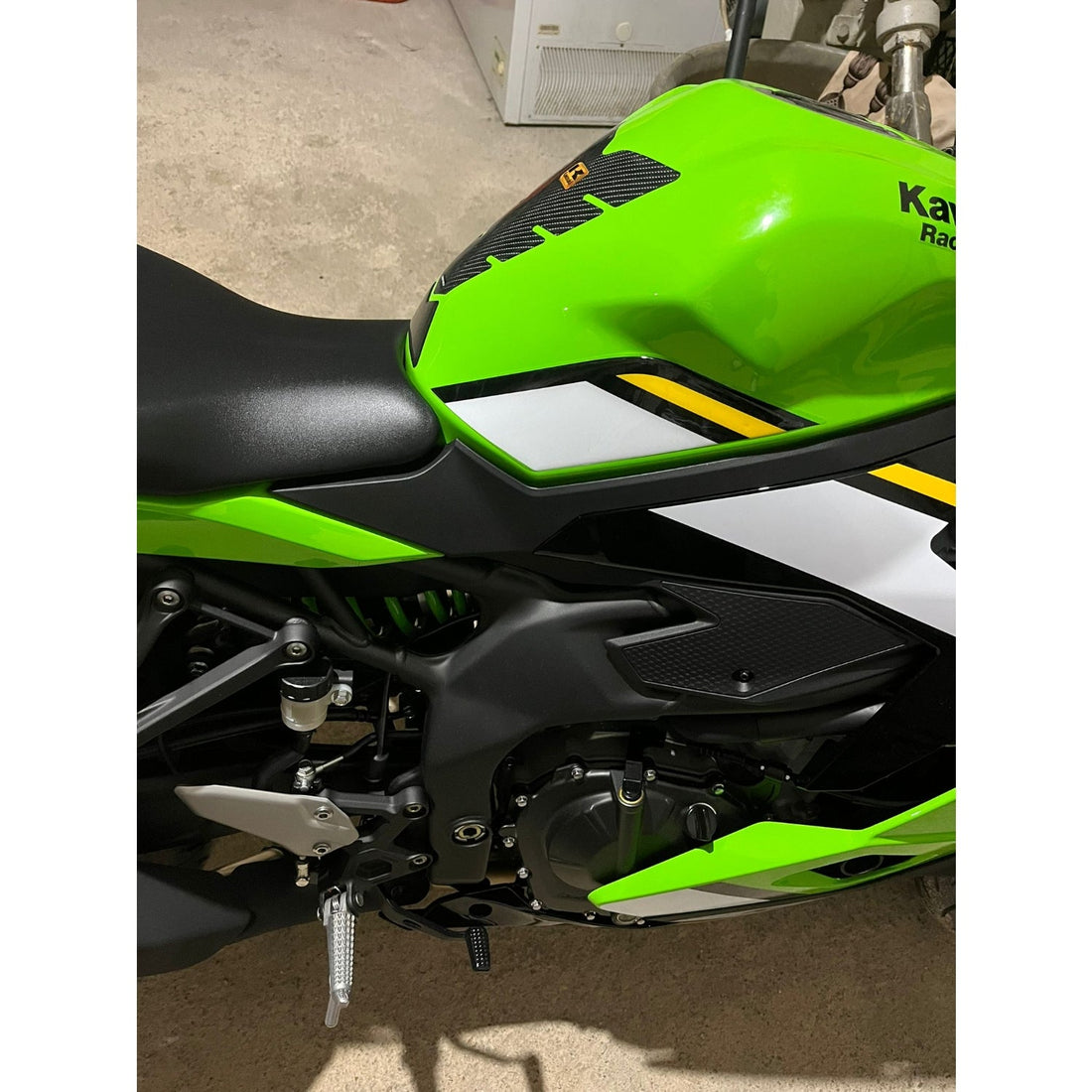 Grippatch Kawasaki ZX-4RR (2025) ile Uyumlu Kaydırmaz 6D Karbon ve Şeffaf 8 Parça Tank Pad Seti GC50