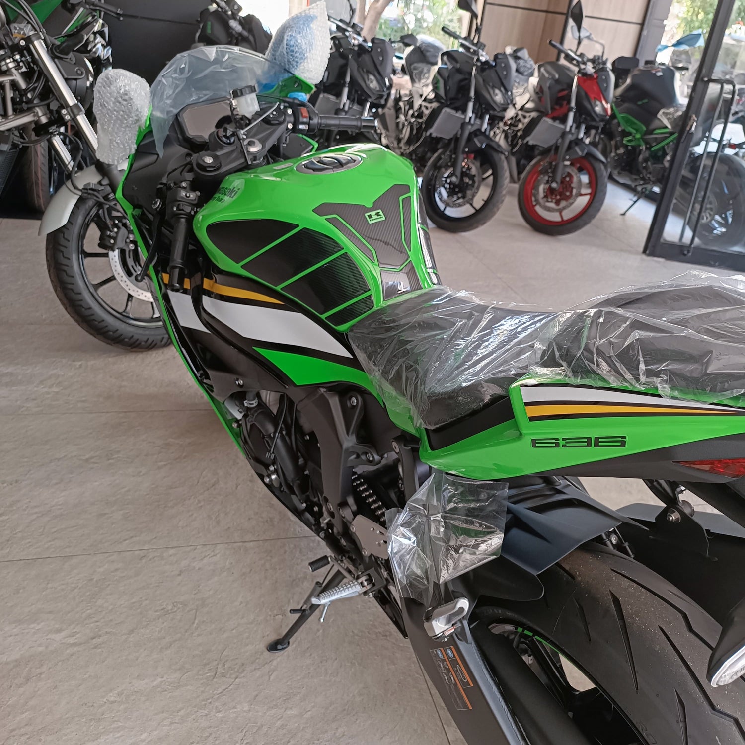 Grippatch Kawasaki ZX-6R (2025) ile Uyumlu Kaydırmaz 6D Karbon 16 Parç