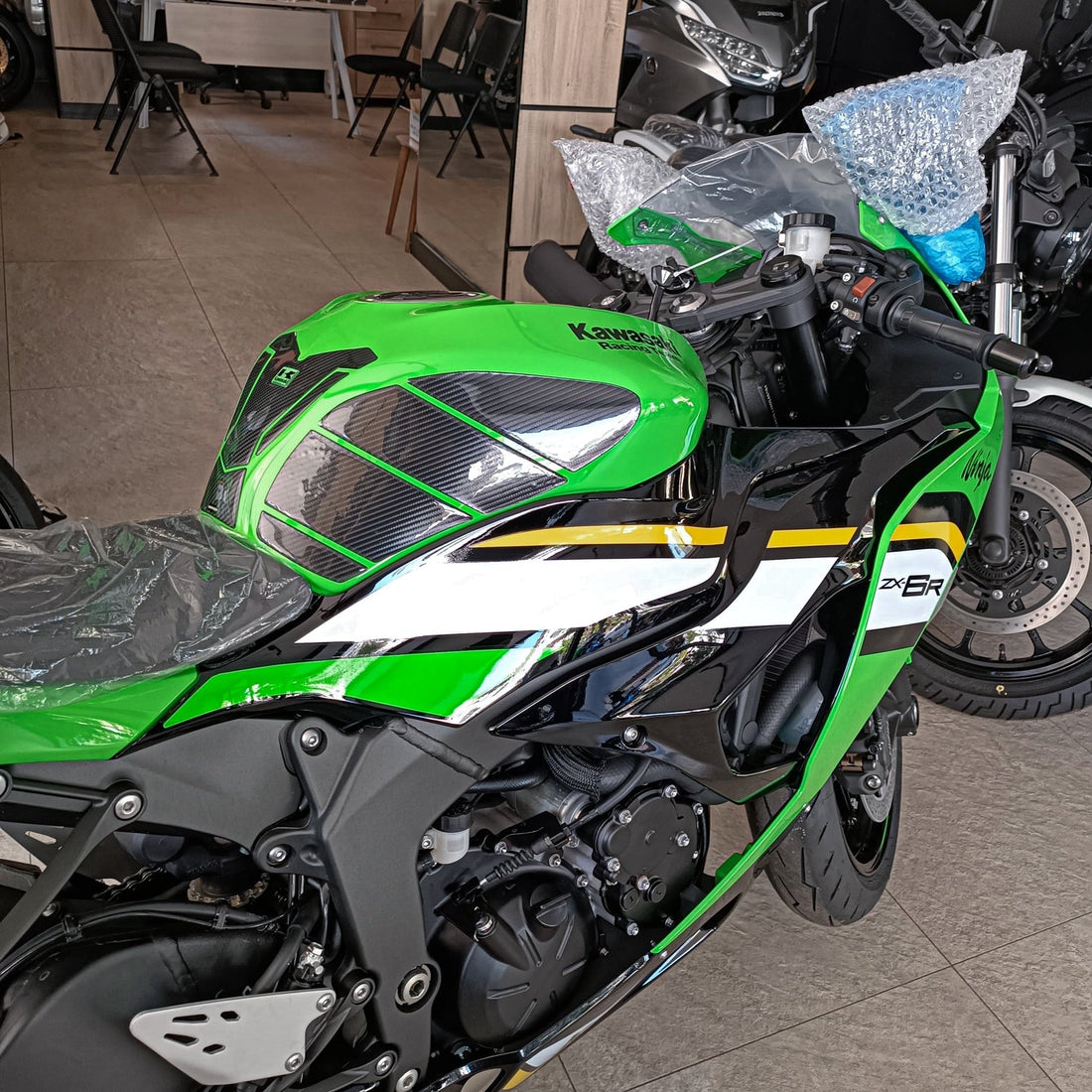 Grippatch Kawasaki ZX-6R (2025) ile Uyumlu Kaydırmaz 6D Karbon 16 Parça Tank Pad Seti GC67 (Yeşil Motor)