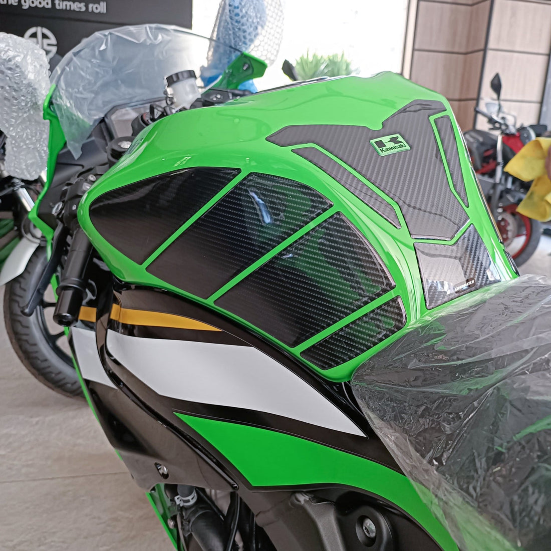 Grippatch Kawasaki ZX-6R (2025) ile Uyumlu Kaydırmaz 6D Karbon 16 Parça Tank Pad Seti GC67 (Yeşil Motor)