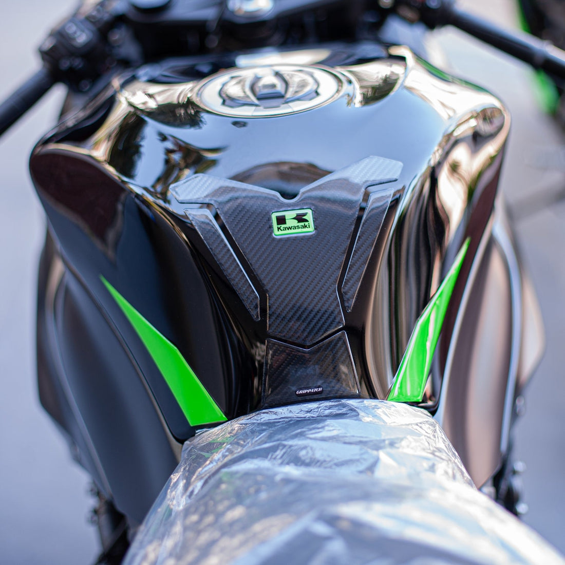 Grippatch Kawasaki ZX-6R (2025) ile Uyumlu Kaydırmaz 6D Karbon ve Şeffaf 10 Parça Tank Pad Seti GC68 (Siyah Motor)