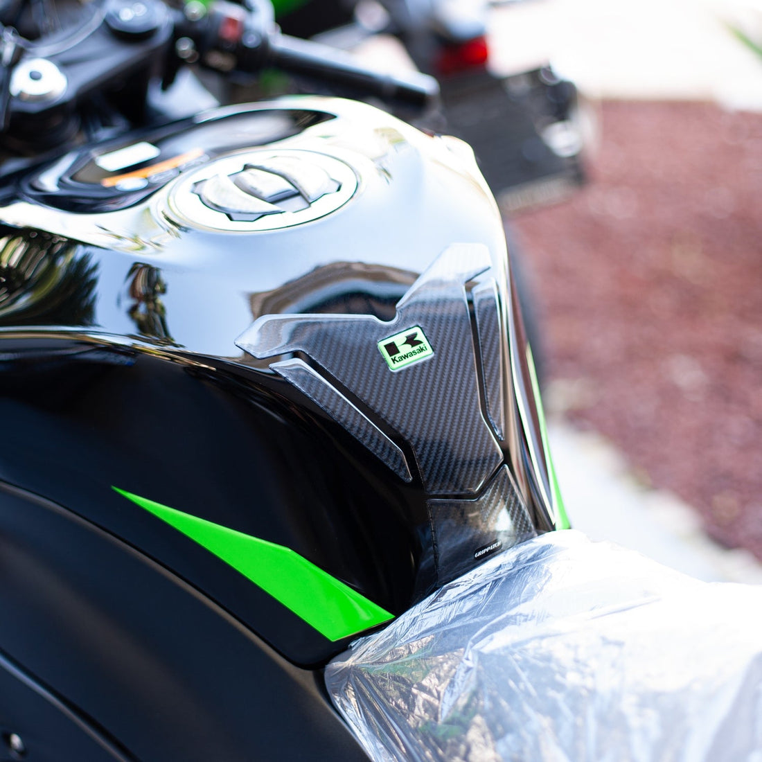 Grippatch Kawasaki ZX-6R (2025) ile Uyumlu Kaydırmaz 6D Karbon ve Şeffaf 10 Parça Tank Pad Seti GC68 (Siyah Motor)