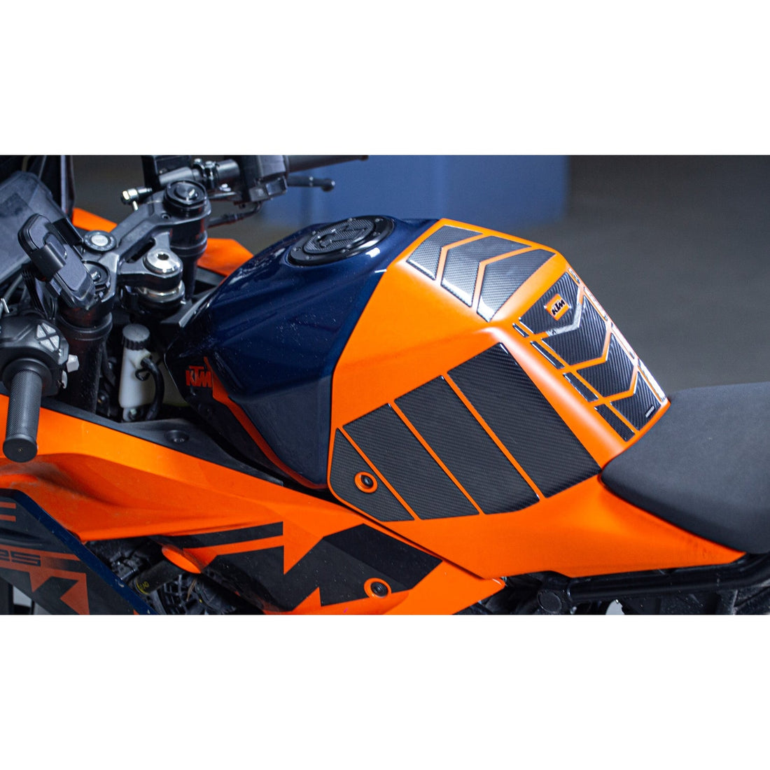 Grippatch KTM 125 RC (2024) ile Uyumlu 26 Parça Kaydırmaz 6D Karbon Tank Pad Seti - GC92