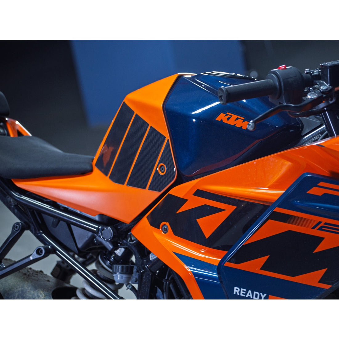 Grippatch KTM 125 RC (2024) ile Uyumlu 26 Parça Kaydırmaz 6D Karbon Tank Pad Seti - GC92