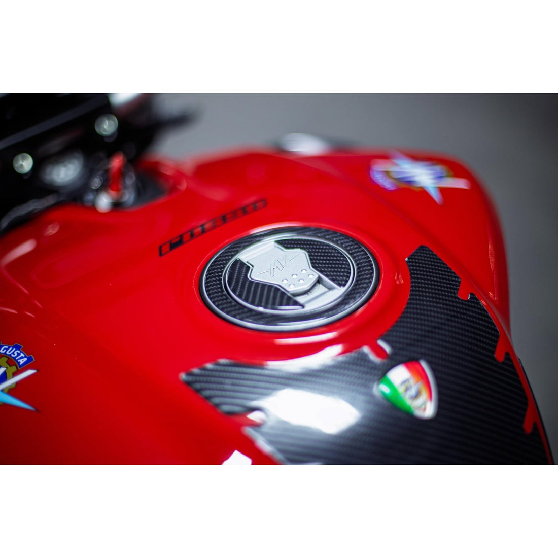 Grippatch MV Agusta Brutale 800 ile Uyumlu Kaydırmaz 6D Karbon 20 Parça Tank Pad Seti GC93