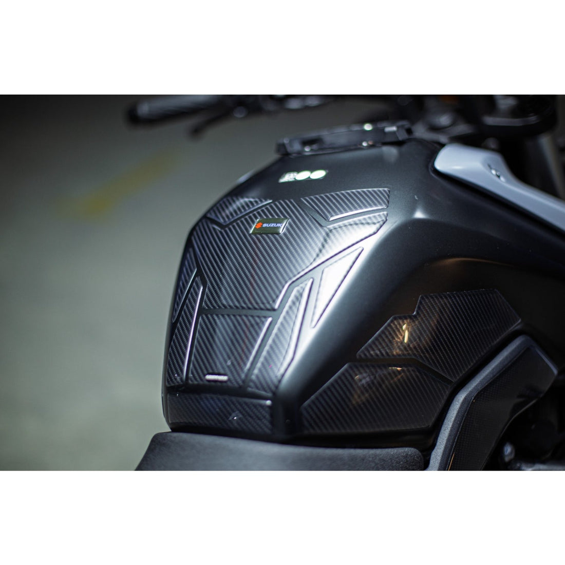 Grippatch Suzuki GSX 8S (2023-2025) ile Uyumlu 6D Karbon 19 Parçalı Tank Pad Seti GC100