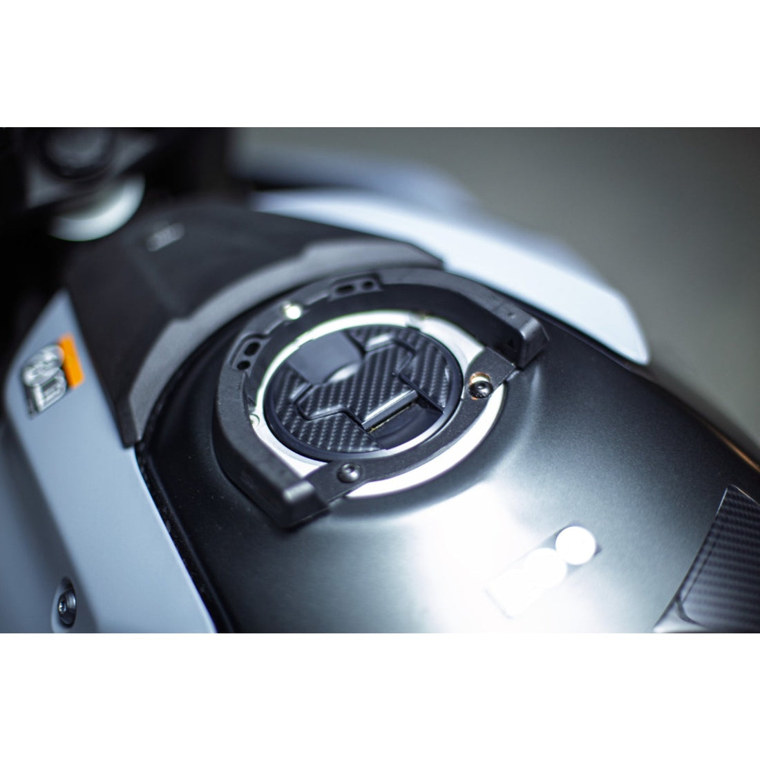 Grippatch Suzuki GSX 8S (2023-2025) ile Uyumlu 6D Karbon 19 Parçalı Tank Pad Seti GC100