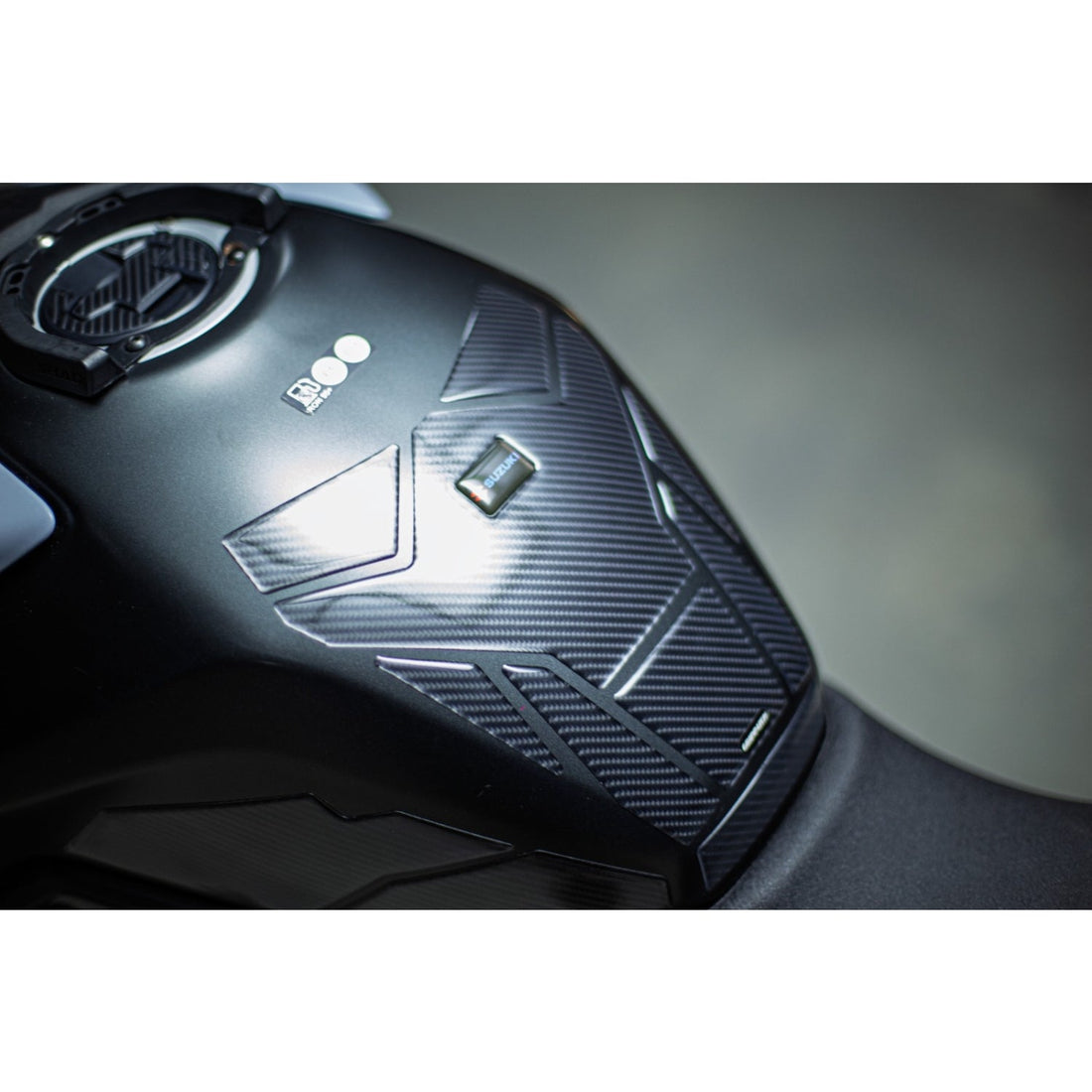 Grippatch Suzuki GSX 8S (2023-2025) ile Uyumlu 6D Karbon 19 Parçalı Tank Pad Seti GC100