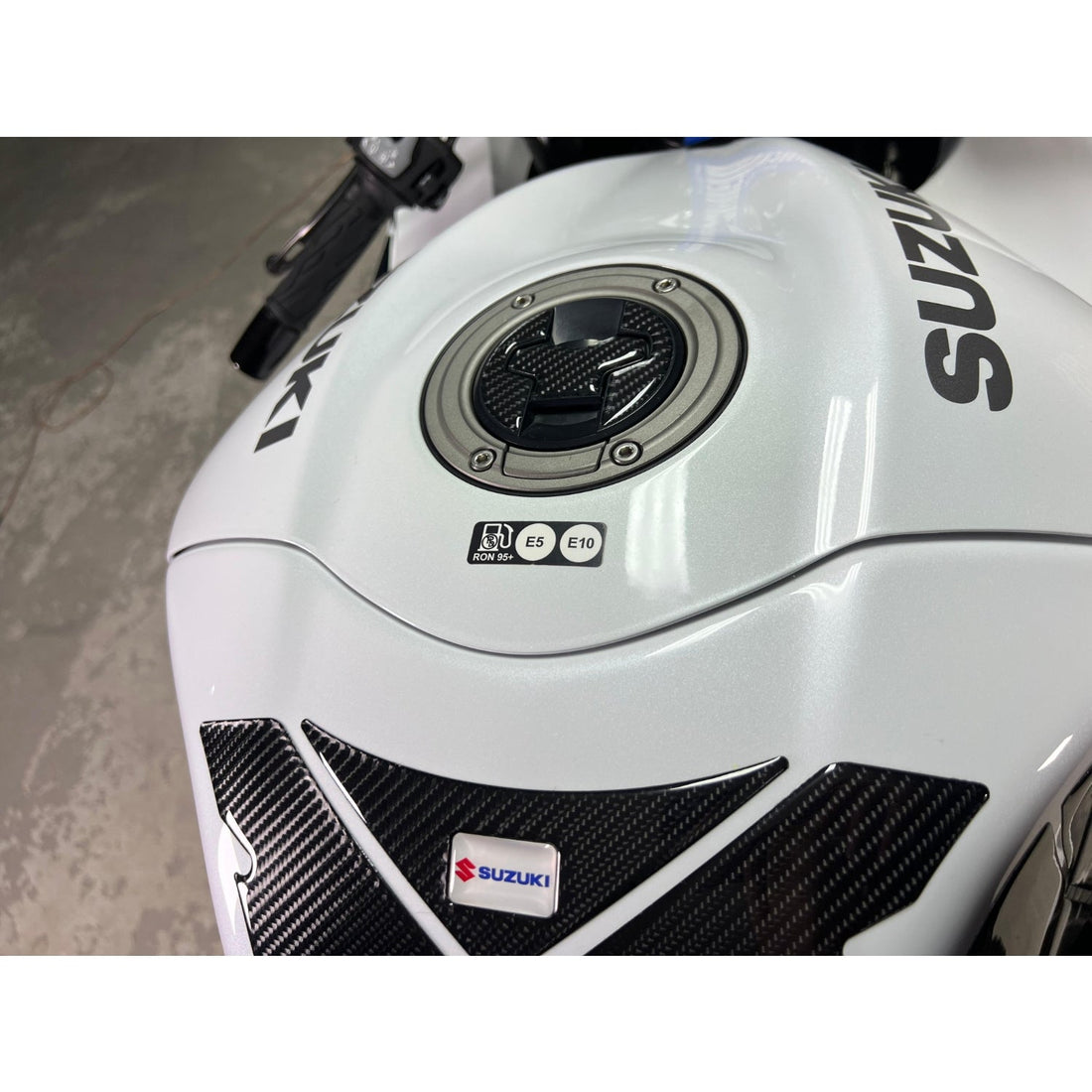 Grippatch Suzuki Hayabusa (2024) ile Uyumlu Kaydırmaz 6D Karbon 25 Parça Tank Pad Seti GC57