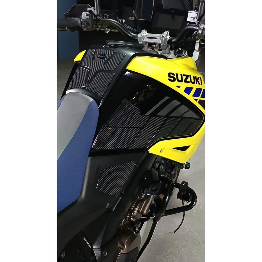 Grippatch Suzuki V-Strom 1050 (2025) ile Uyumlu Kaydırmaz 6D Karbon 19 Parça Tank Pad Seti GC55