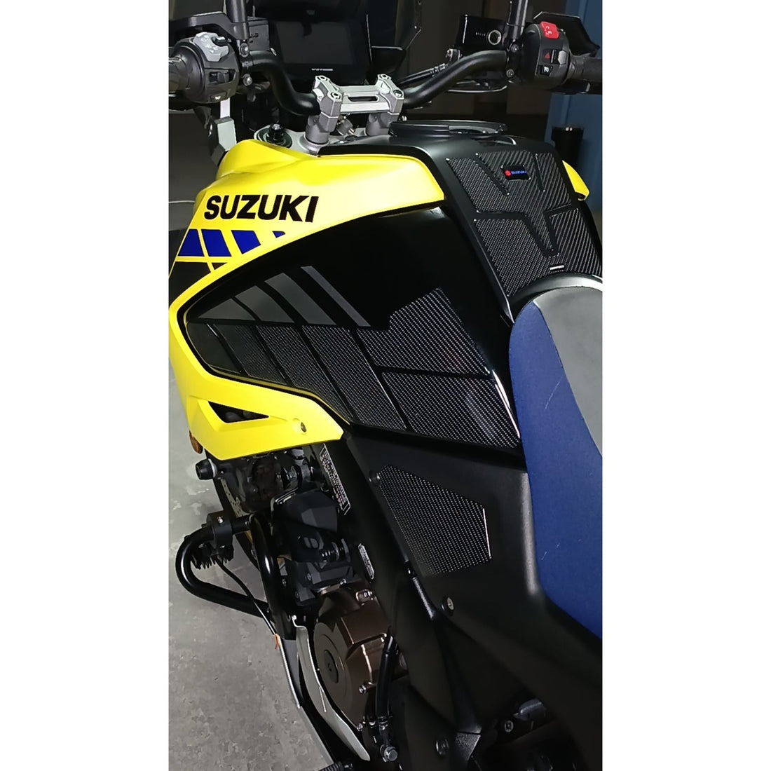 Grippatch Suzuki V-Strom 1050 (2025) ile Uyumlu Kaydırmaz 6D Karbon 19 Parça Tank Pad Seti GC55