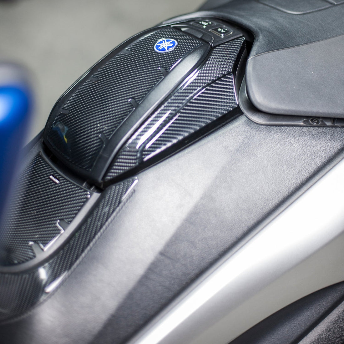 Grippatch Yamaha TMAX 530 DX (2017-2020) ile Uyumlu Kaydırmaz 6D Karbon 15 Parça Tank Pad Seti GC63