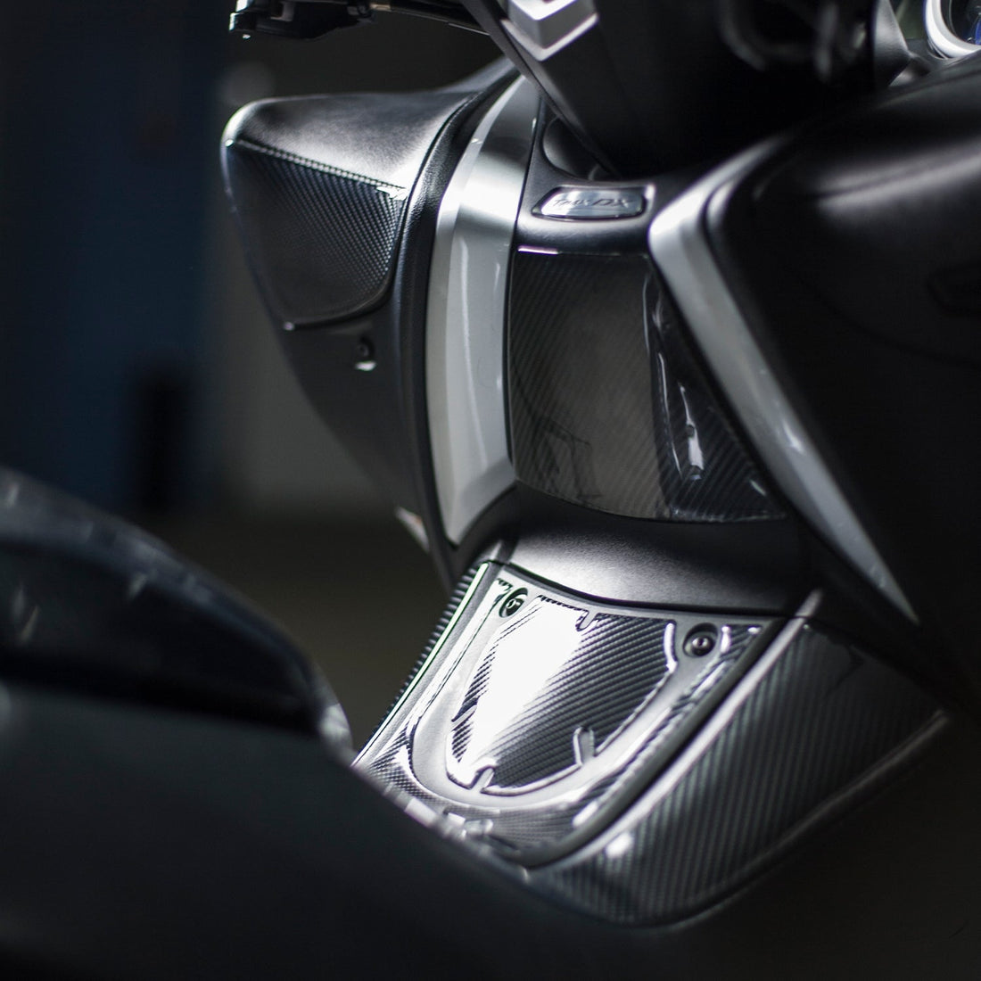 Grippatch Yamaha TMAX 530 DX (2017-2020) ile Uyumlu Kaydırmaz 6D Karbon 15 Parça Tank Pad Seti GC63